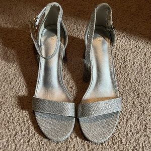 Women’s silver glitter strappy heels size 7